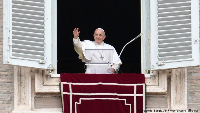 Pope Francis pained by English Channel migrant deaths