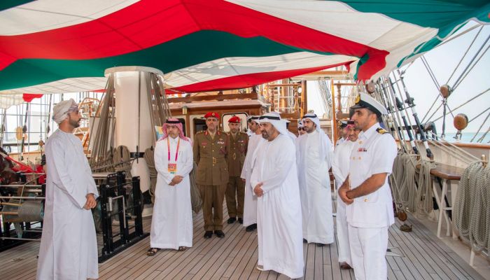 مسؤولان عسكريان خليجيان يزوران السفينة شباب عمان الثانية