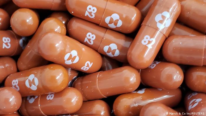US health panel backs Merck COVID pill