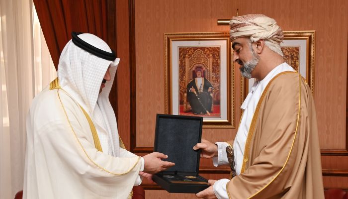 مهداة لجلالة السلطان.. السيد تيمور يتسلّم مسكوكة تذكارية