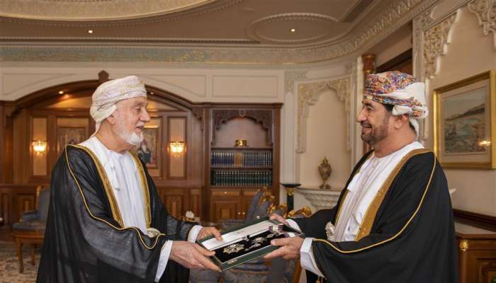 HM confers Renaissance of Oman Order to head of administrative, financial affairs at Diwan of Royal Court