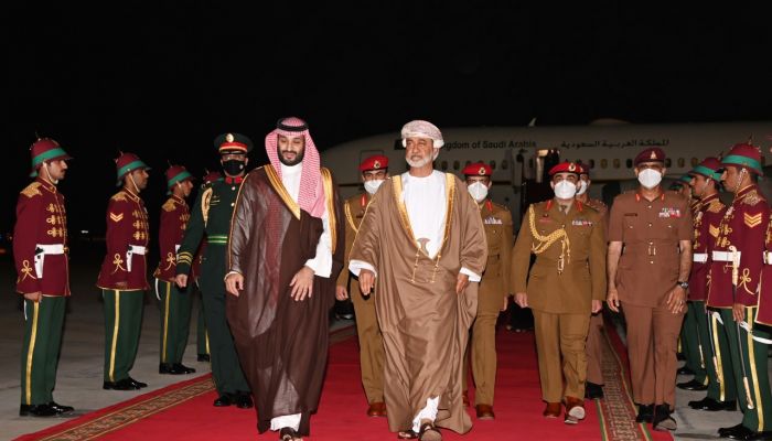 بالفيديو : جلالة السلطان يستقبل الأمير محمد بن سلمان