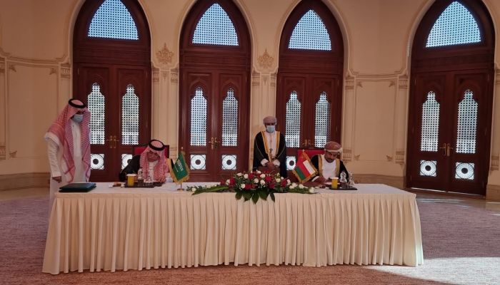 سلطنة عمان والسعودية توقعان مذكرات تفاهم في مجال الإعلام