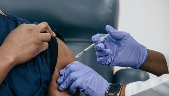 دراسة بريطانية: التطعيم بجرعتين مختلفتين من لقاحات كورونا يعطي مناعة أقوى