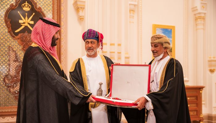 جلالة السلطان يمنح الأمير محمد بن سلمان وسام عُمان المدني من الدرجة الأولى