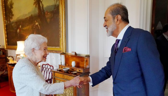 الملكة اليزابيث تمنح جلالة السلطان وسام الفارس الشرفي الرفيع