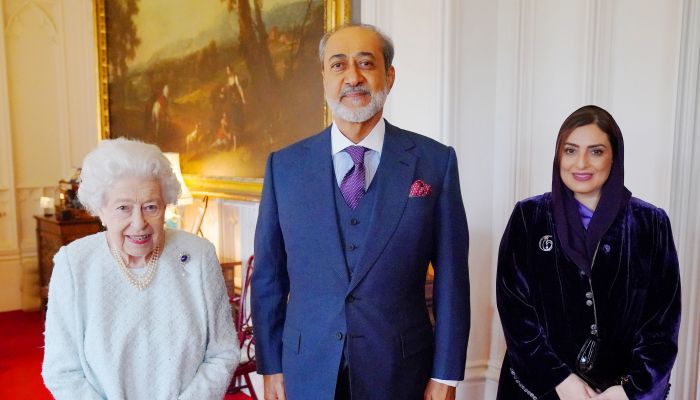 جلالة السلطان والملكة اليزابيث يستعرضان العلاقات التاريخية بين البلدين