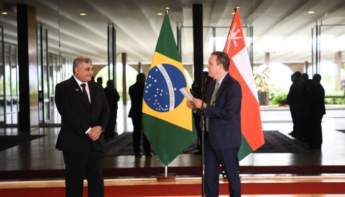 الرئيس البرازيلي يمنح سفير سلطنة عمان أرفع وسام