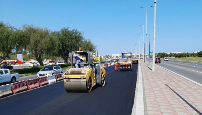 بلدية مسقط تواصل صيانه الجزء المتضرر من الطريق الرئيسي بالسيب