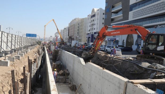 بلدية مسقط توضح بشأن تجمعات مياه الأمطار بالشارع الرئيسي بالخوير
