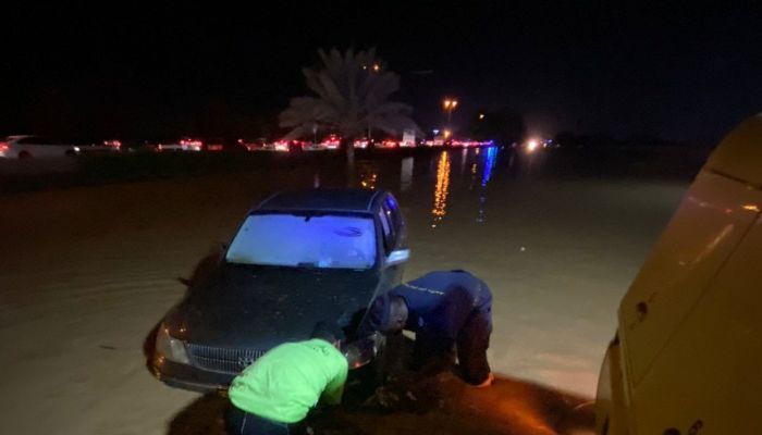 الدفاع المدني ينقذ 3 أشخاص احتجزوا في وادٍ بولاية بركاء