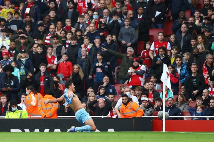Premier League: Rodri late winner helps Manchester City defeat 10-man Arsenal 2-1