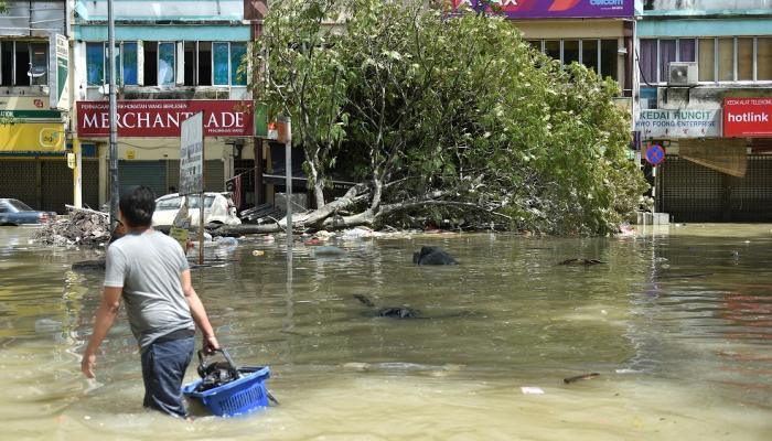 الفيضانات تجتاح 7 ولايات في ماليزيا وإجلاء الآلاف من السكان