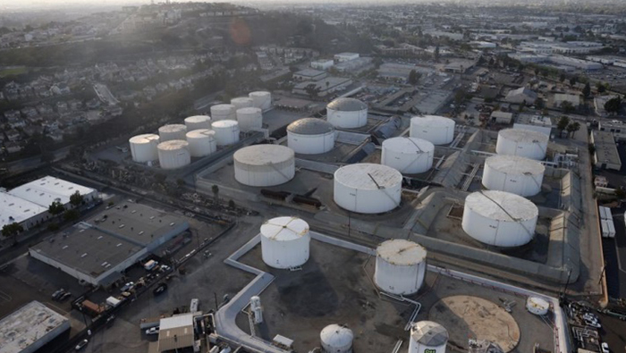 Oil starts 2022 on positive note, pandemic worries curb gains