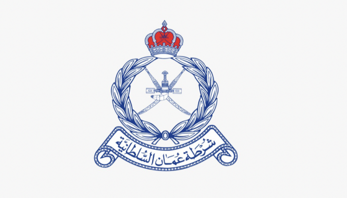 شرطة عمان السلطانية تقطع الحركة المرورية بدوار لوى