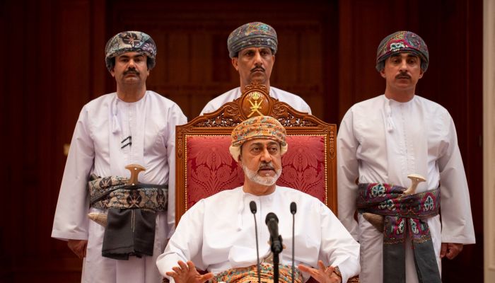 بالصور.. جلالة السلطان المعظم يلتقي شيوخ محافظة شمال الشرقية