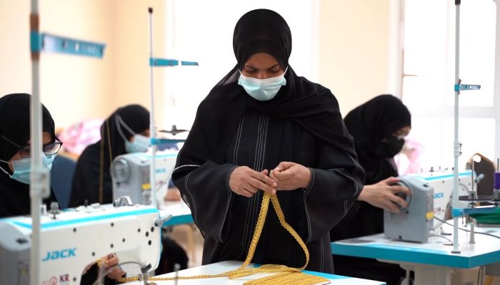 'إشراقة' توزع ماكينات خياطة ضمن برنامجها 'قدرات' لتعزيز تمكين المرأة العمانية