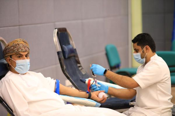 إقبال كبير من المواطنين والمقيمين بسلطنة عمان على التبرع بالدم