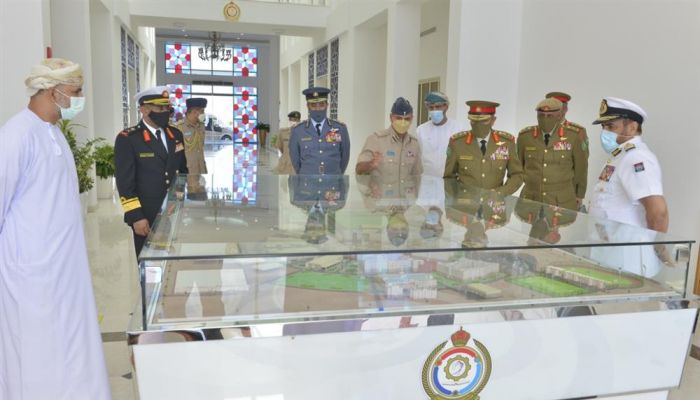 مسؤول عسكري بحريني يزور الكلية العسكرية التقنية و كلية الدفاع الوطني