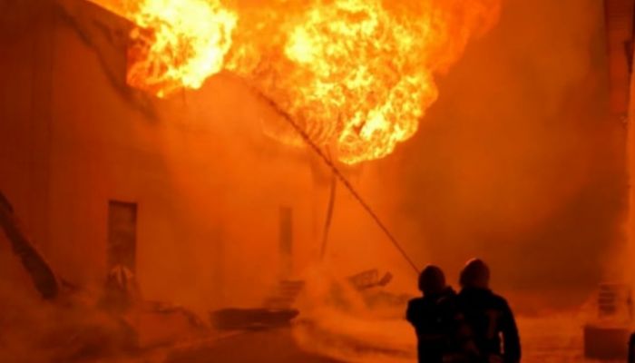 الدفاع المدني يتعامل مع حريق في مستودع للأثاث بولاية بركاء