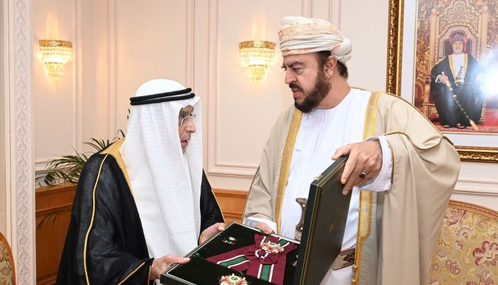 جلالة السلطان يمنح وسام التكريم لمعالي عبد اللطيف يوسف الحمد