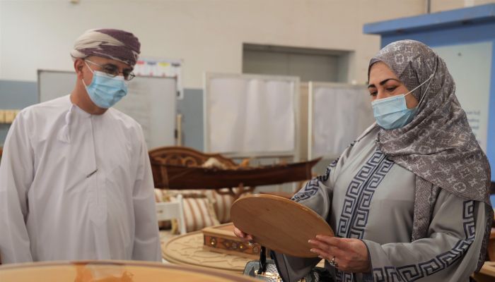 المحروقية تطلع على المختبرات والورش التدريبية بالكلية المهنية بالسيب