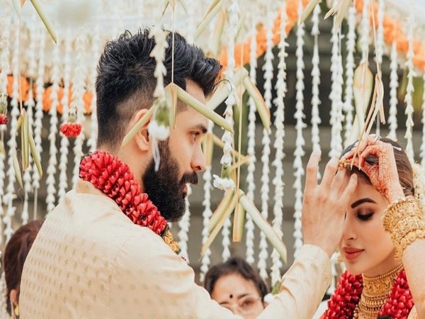 After South Indian rituals, Mouni-Suraj tie the knot as per Bengali traditions