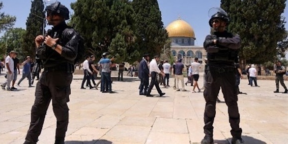 عشرات المستوطنين الإسرائيلين يقتحمون باحات المسجد الأقصى