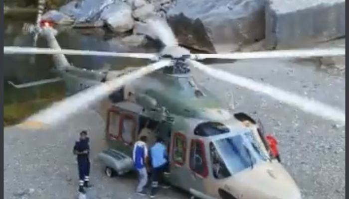 طيران الشرطة ينقذ أوروبيًا أُصيب إثر سقوطه من أحد المرتفعات بمنطقة جبل هاط