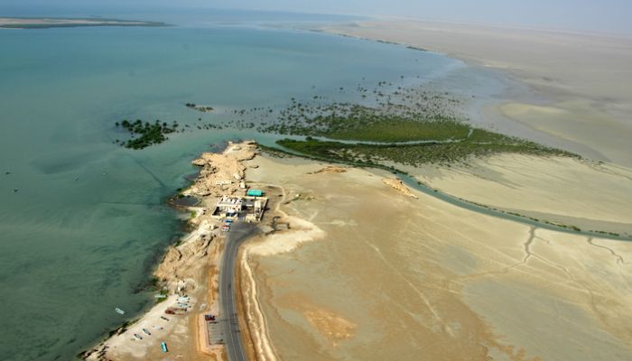 شاطئ “فلم” بمحوت.. مقصد سياحي ومحطة استجمام