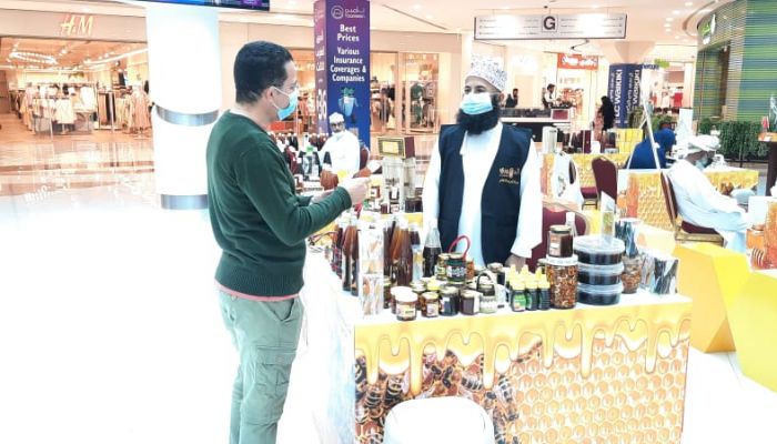 المنافذ التسويقية لبيع العسل العماني تواصل فعاليتها