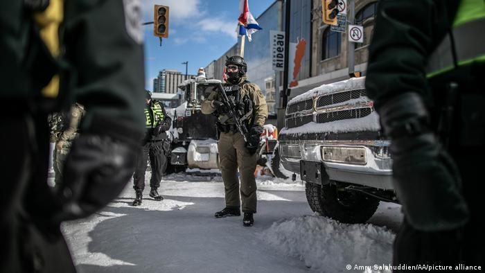 Police arrest dozens in bid to shut down protest in Canada