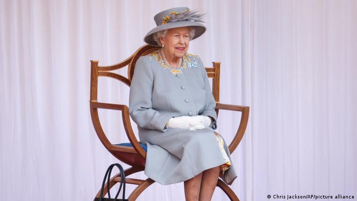 Queen Elizabeth tests positive for COVID