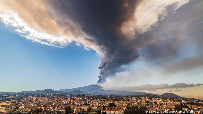 Italy: New Etna eruption spews ash and closes airport