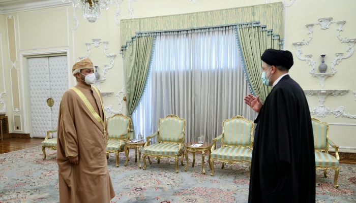 سلّم الرسالة وزير الخارجية.. جلالة السلطان يبعث رسالة خطية إلى الرئيس الإيراني