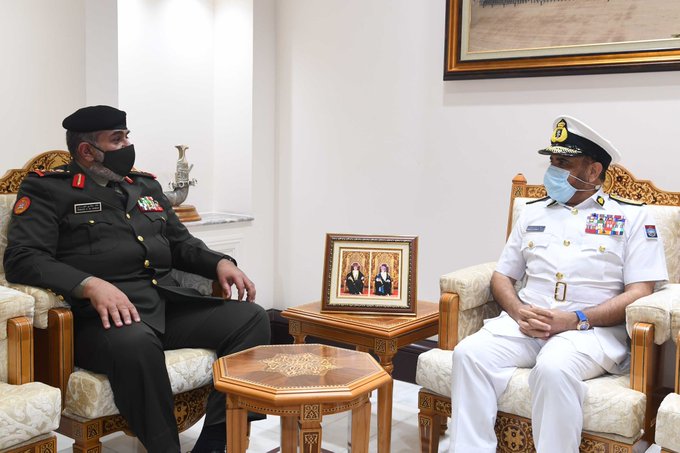 رئيس الأركان العامة للجيش بدولة الكويت يصل سلطنة عُمان