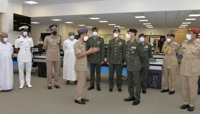 قائد القوات البرية  الإماراتي يزور مركز الأمن البحري