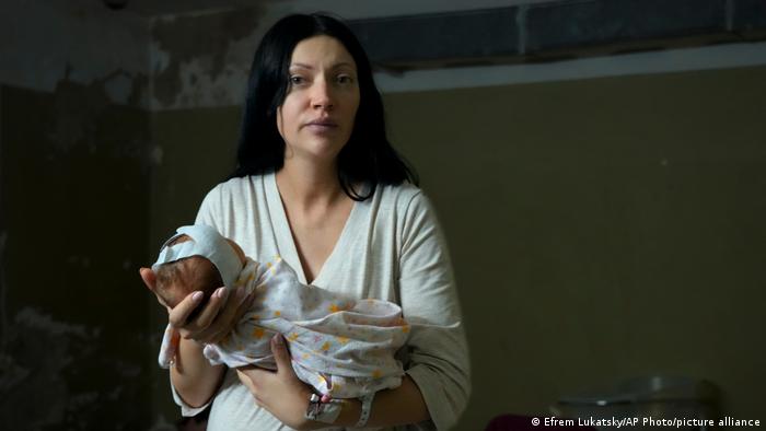 Ukraine: Women giving birth in basements and bunkers