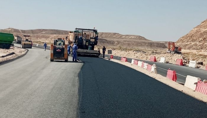 «النقل» تنفذ مشاريع صيانة الطرق بمحافظة ظفار