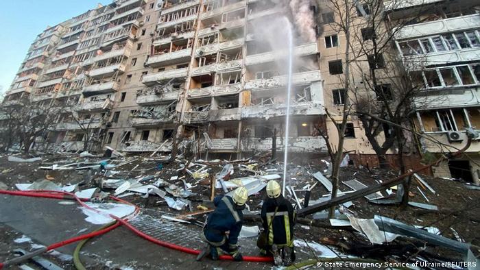 Cease-fire talks resume as thousands flee Mariupol