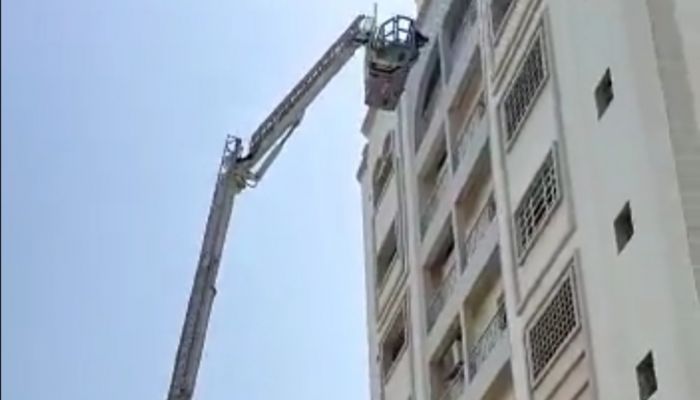 الدفاع المدني يخلي مبنى بالرافعة الهيدروليكية بعد نشوب حريق