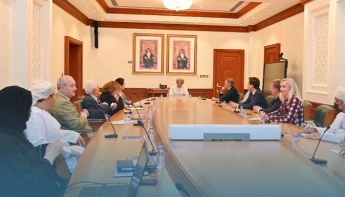 Heritage and Tourism Minister meets honorary consuls of Oman to friendly countries
