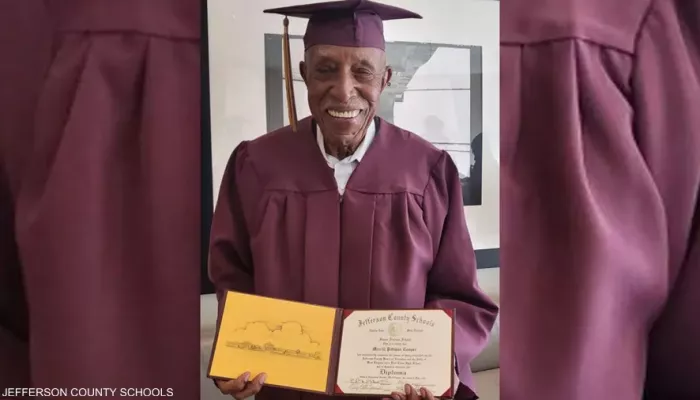 في عمر 101 عام.. مسن يحقق «حلم الشهادة الثانوية»