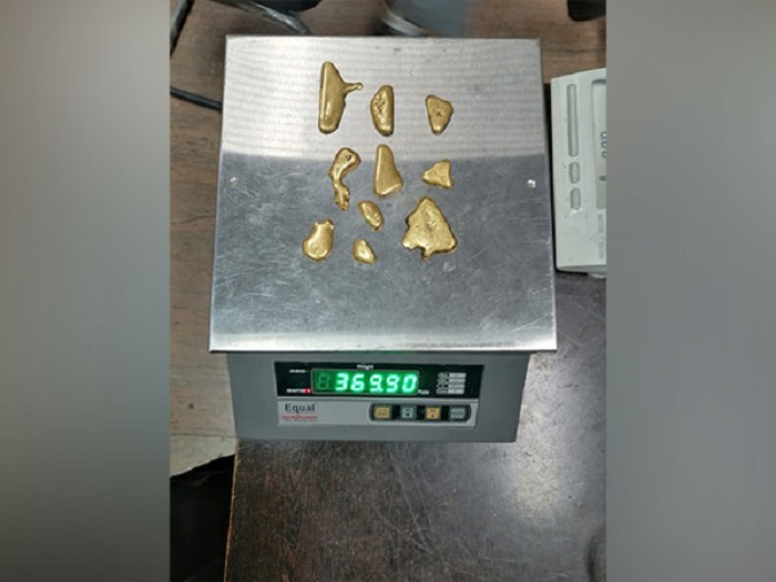 370 gm gold hidden in shoes of passenger from Dubai recovered