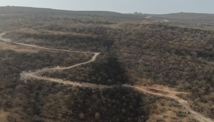الخدمات الهندسية بوزارة الدفاع تشق الطريق الجبلي (قرضيت - عين غيضيت) بمحافظة ظفار