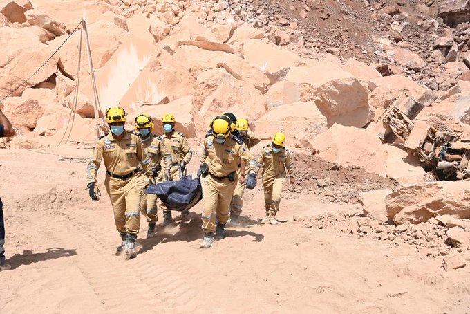 انتشال جثمان شخص آخر من تحت الأنقاض في موقع الانهيار الصخري