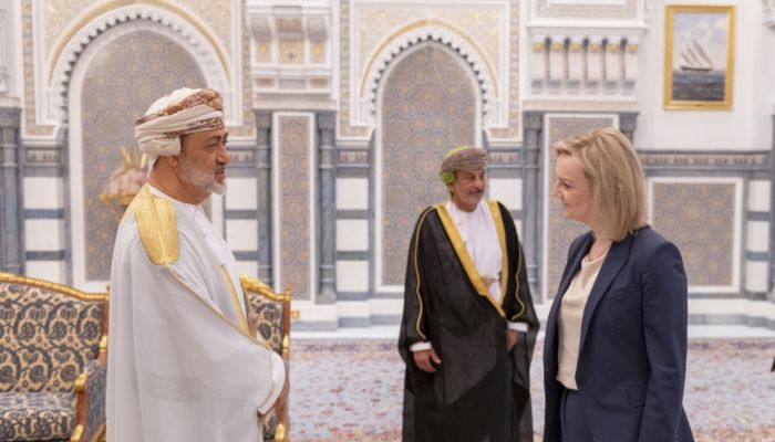 بالصور: جلالة السلطان يستقبل وزيرة الخارجية والكومنولوث والتنمية البريطانية