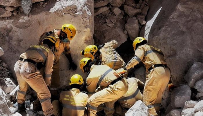 الدفاع المدني ينتشل جثمان شخصين آخرين من موقع الانهيار الصخري