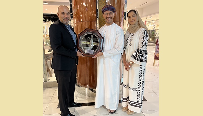 Educator in Oman  receives award  for services to the community