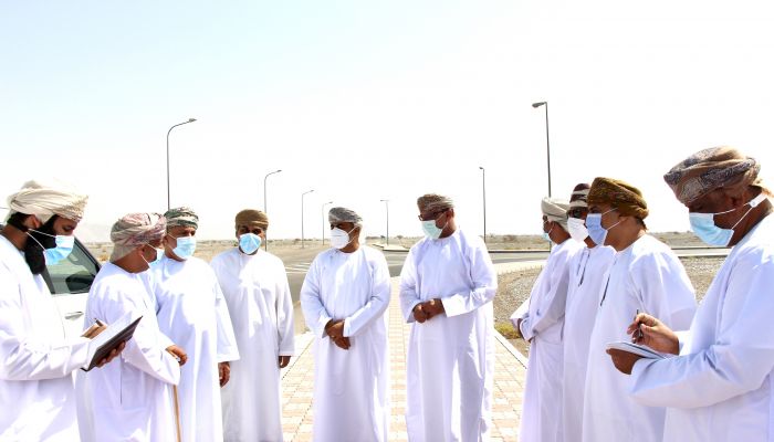 وزير «النقل» يتفقد مشاريع الطرق بمحافظة الداخلية